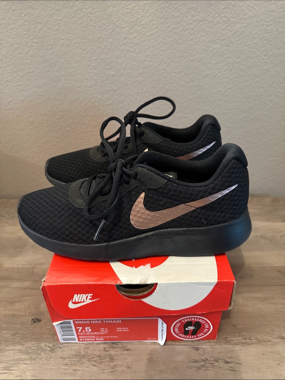 Womens Nike Tanjun Shoes - Picture 2 of 8